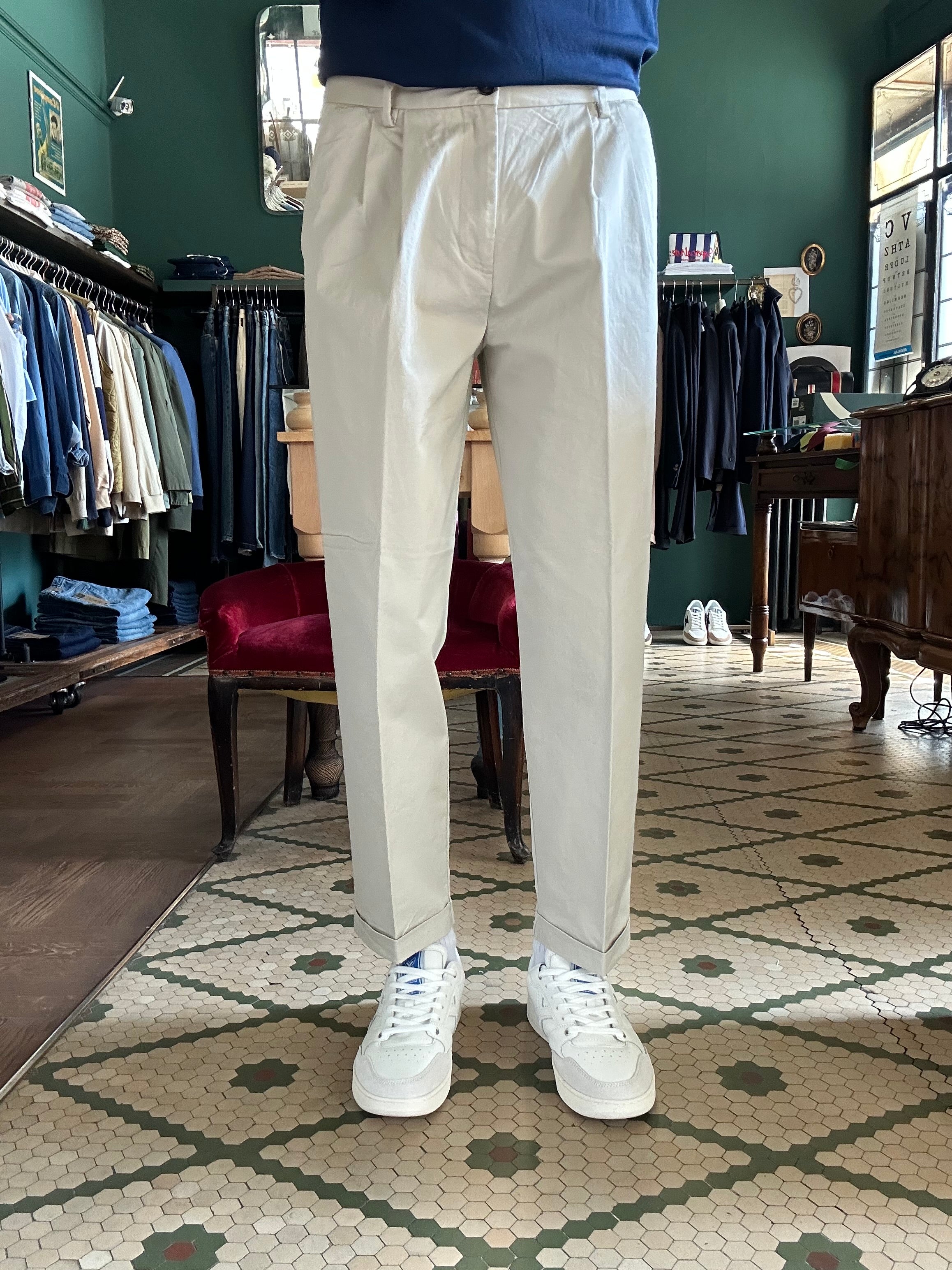 Chino with pleats regular fit