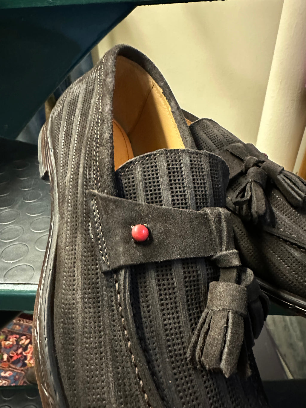 Mocassino scamosciato con nappine