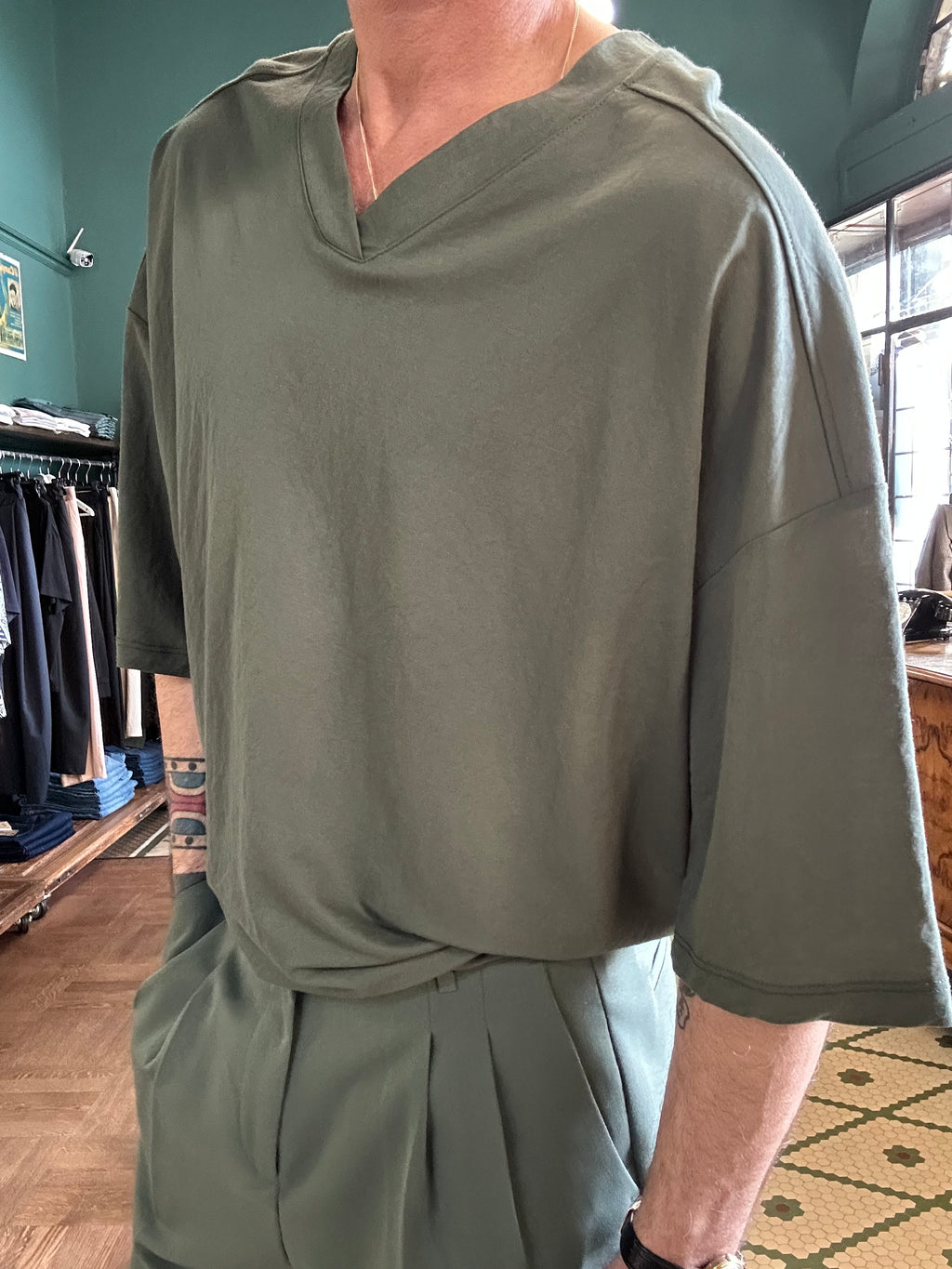 T-shirt oversize con scollo a V