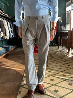 Pantalone con pence regular fit spigato