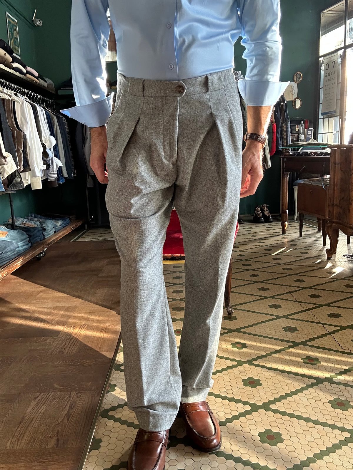 Pantalone con pence regular fit spigato