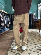 Pantaloni con pence ed elastico sul retro
