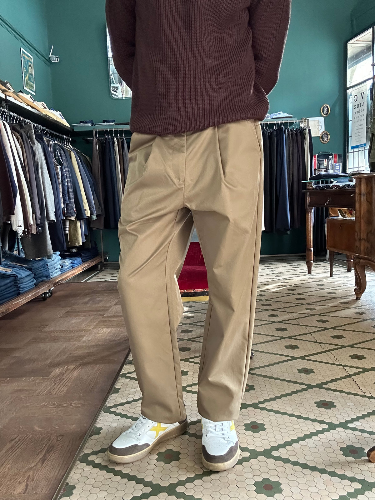 Pantaloni con pence ed elastico sul retro