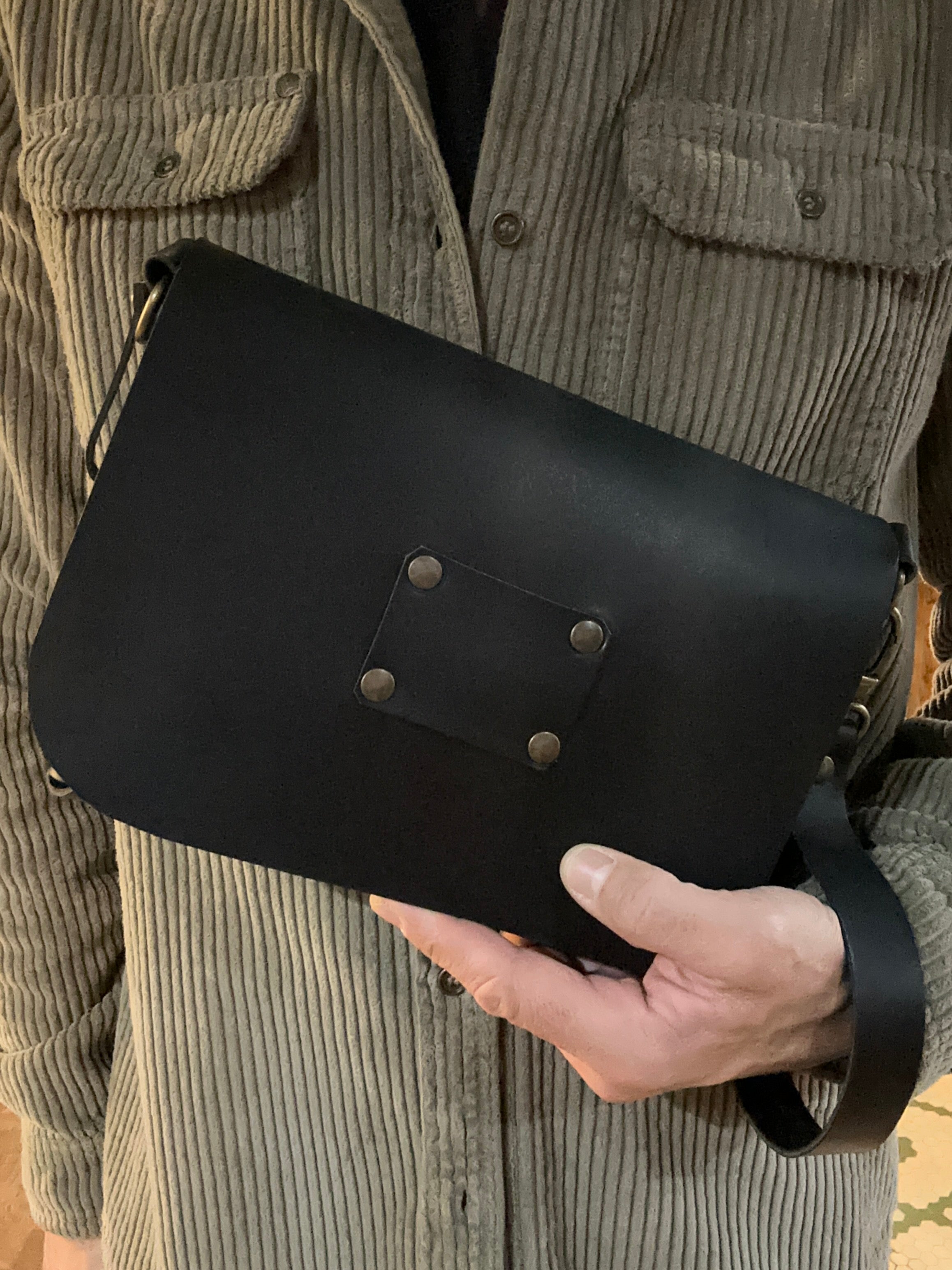 Pochette in cuoio fiorentino artigianale con tracolla