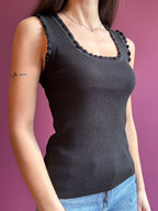 Canottiera con spallina arricciata