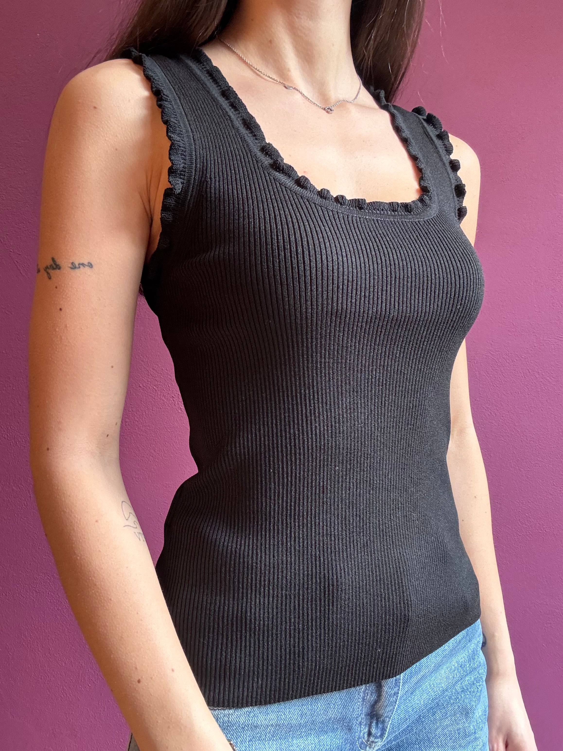 Canottiera con spallina arricciata