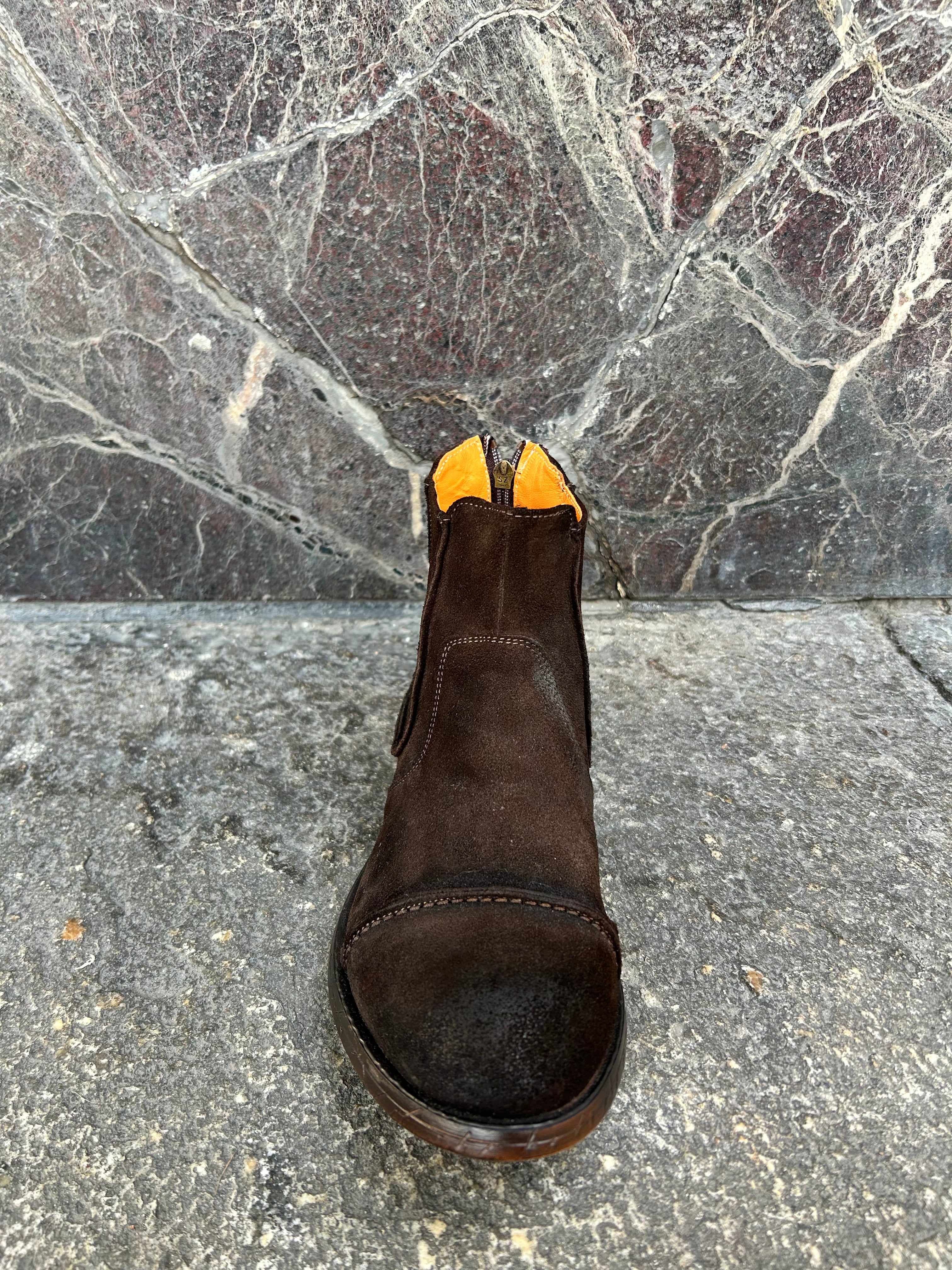 Stivaletto modello Chelsea con zip su retro in pelle scamosciata