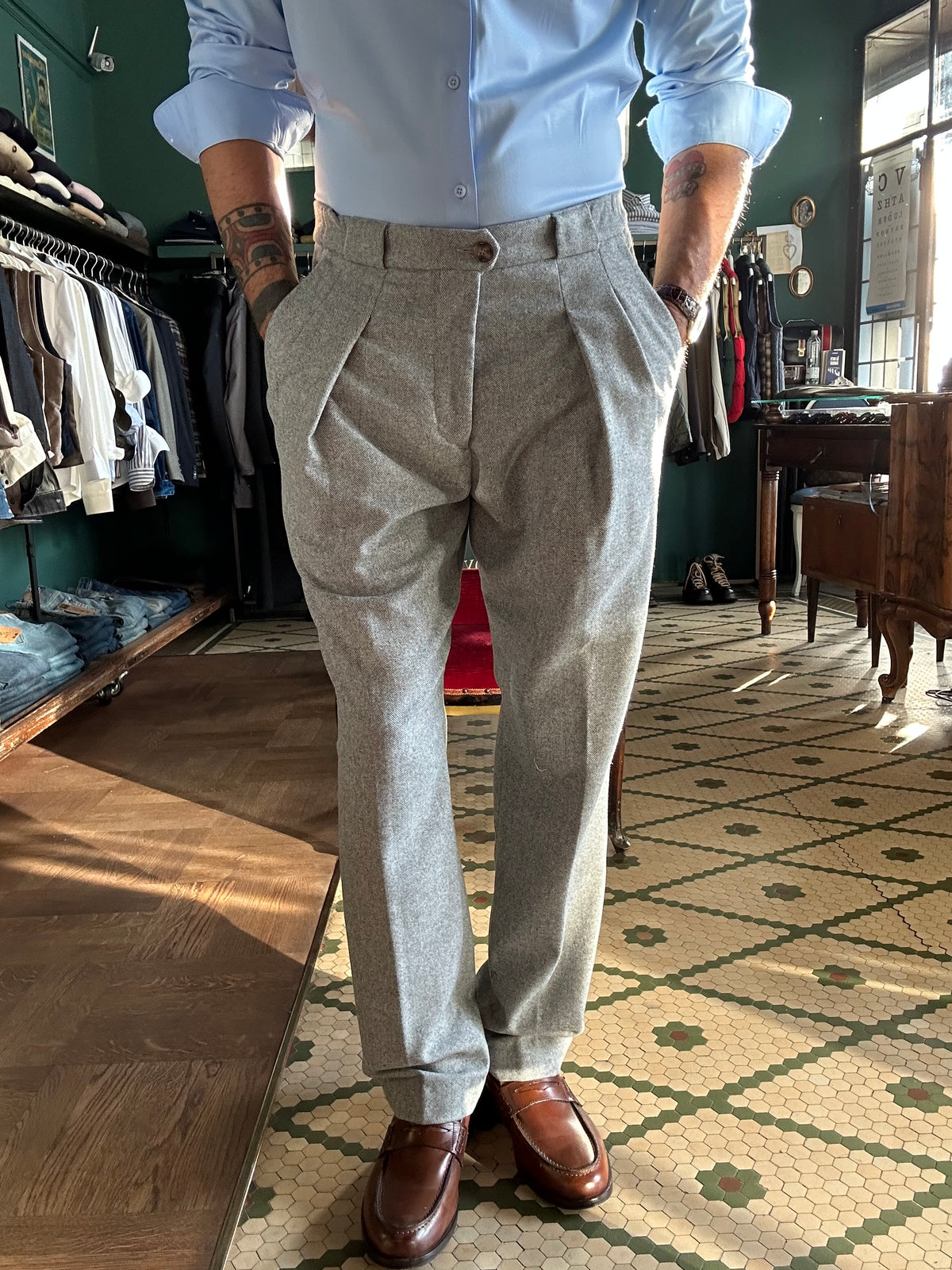 Pantalone con pence regular fit spigato