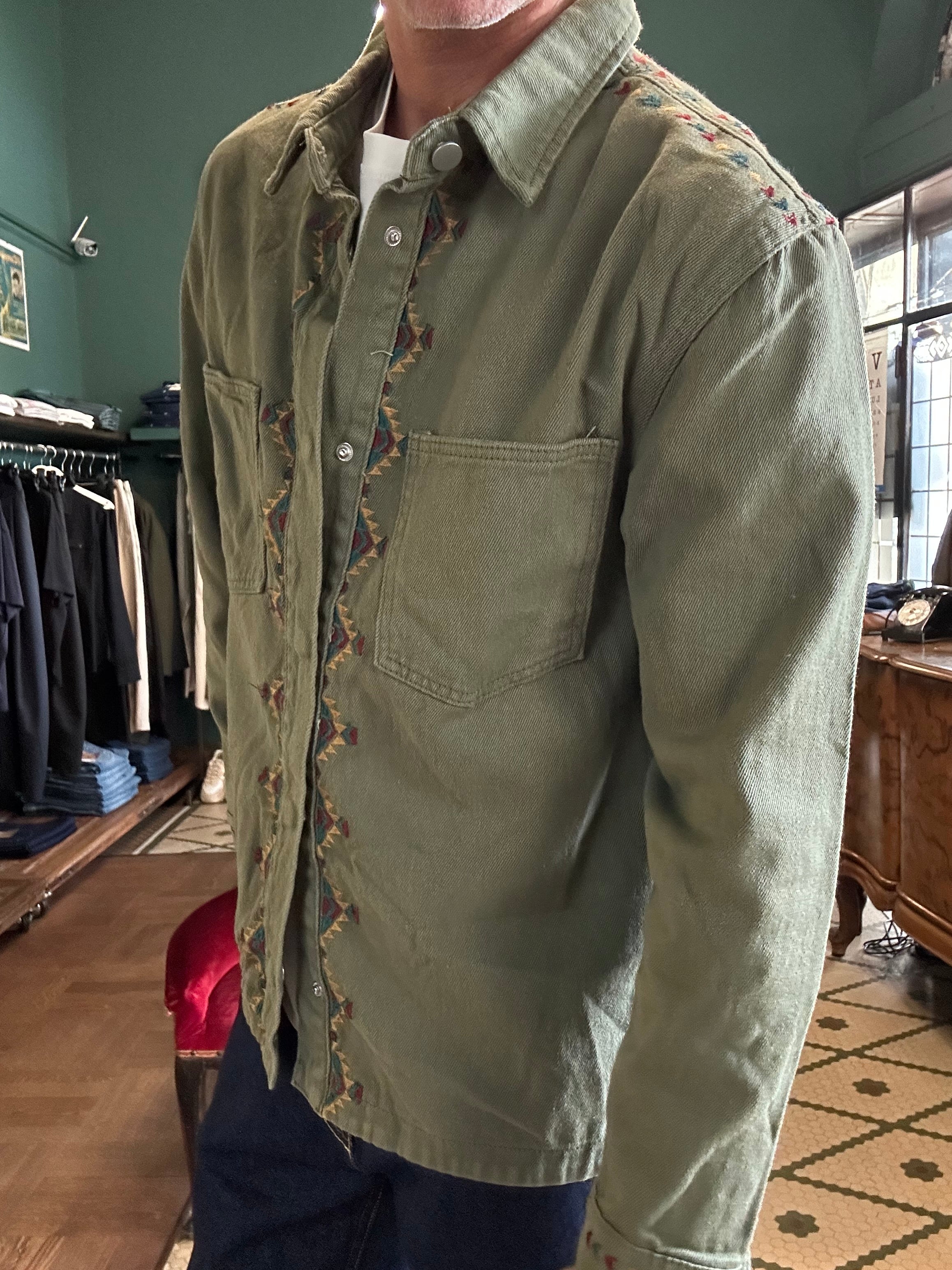 Overshirt con ricami indy