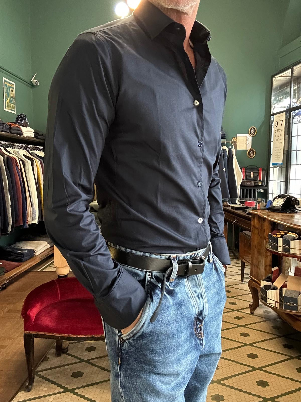 Koon shirt in stretch poplin with contrasting buttons