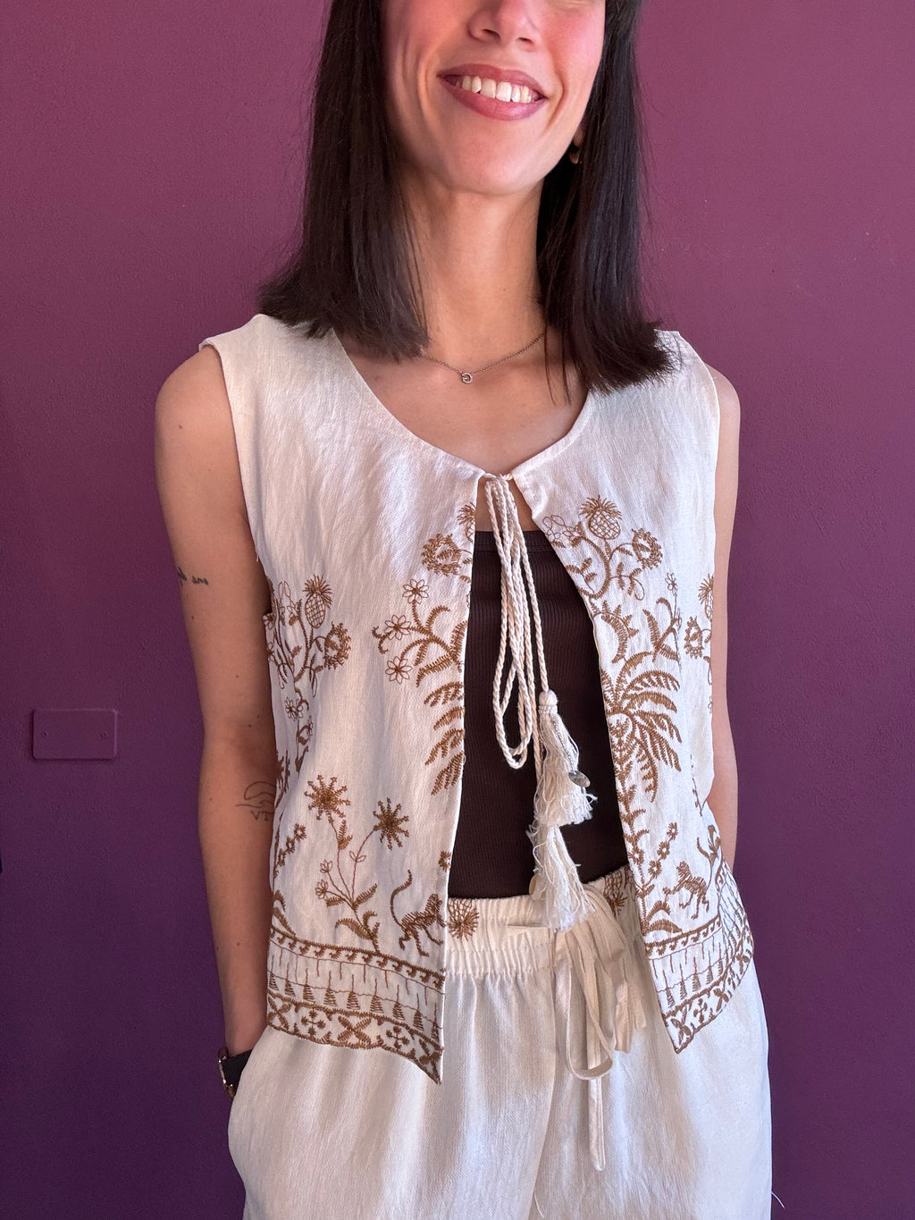 Gilet effetto lino con ricami