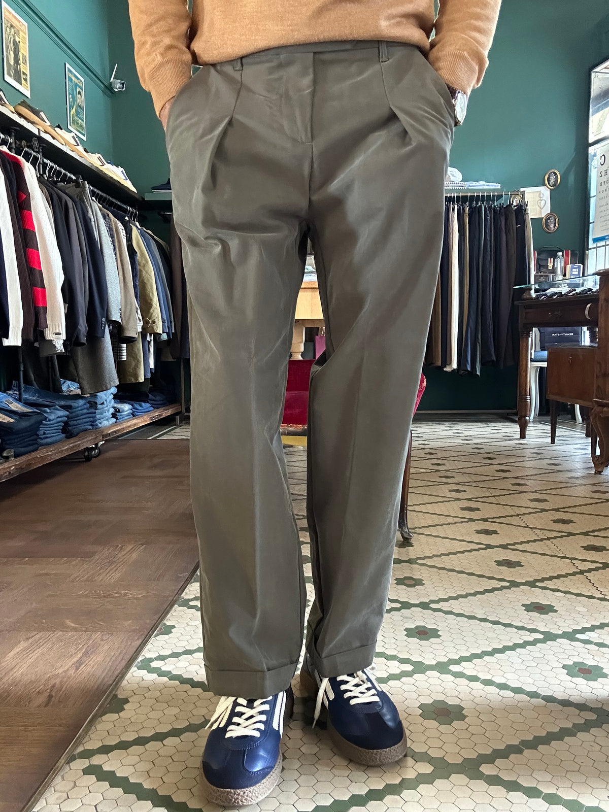 Pantalone Gand con pence loose fit