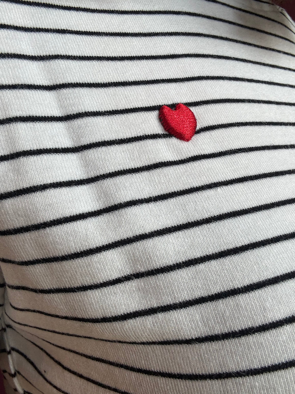 T-shirt a righe nere con dettaglio