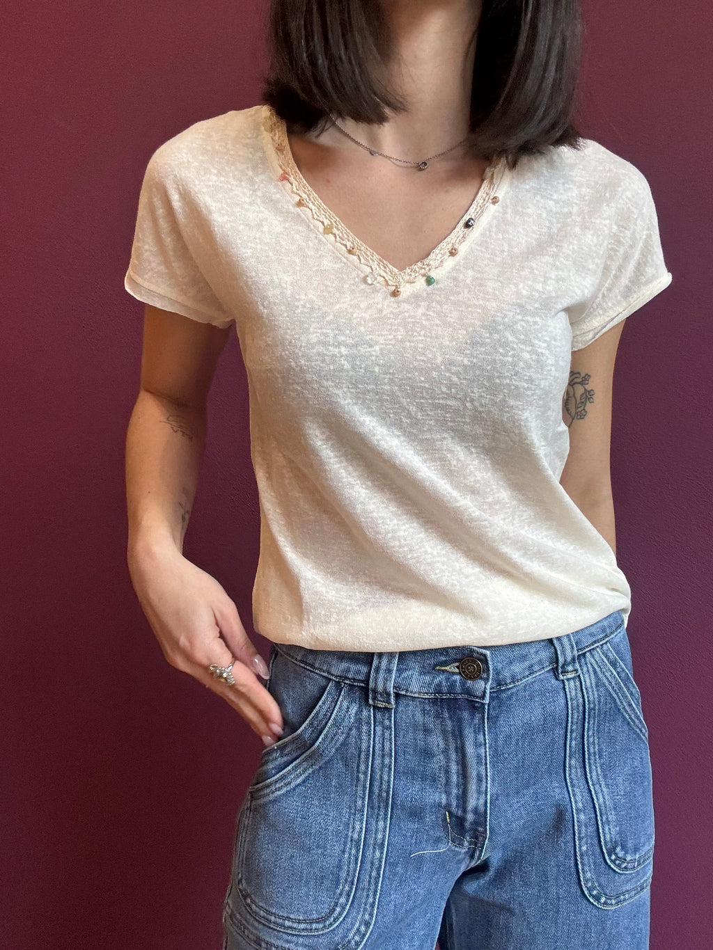 T-shirt scollo a V con dettaglio su collo