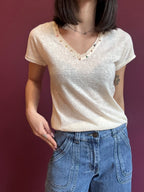 T-shirt scollo a V con dettaglio su collo