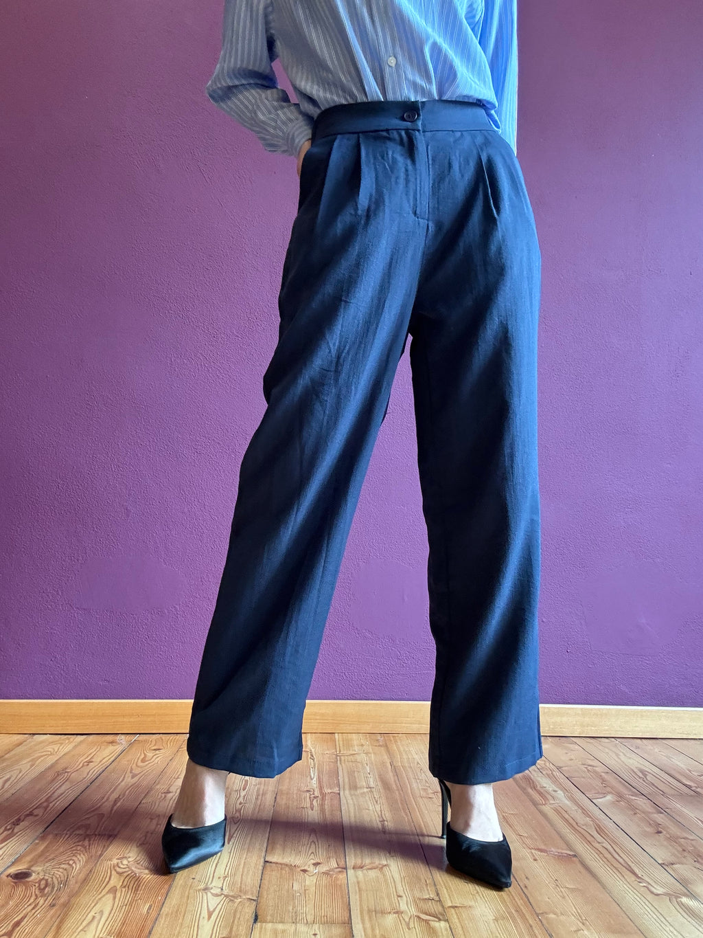 Pants with pleats and elastic waistband