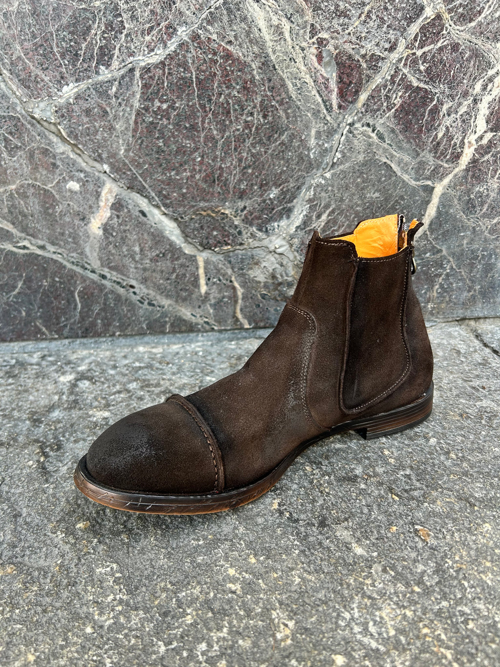 Stivaletto modello Chelsea con zip su retro in pelle scamosciata