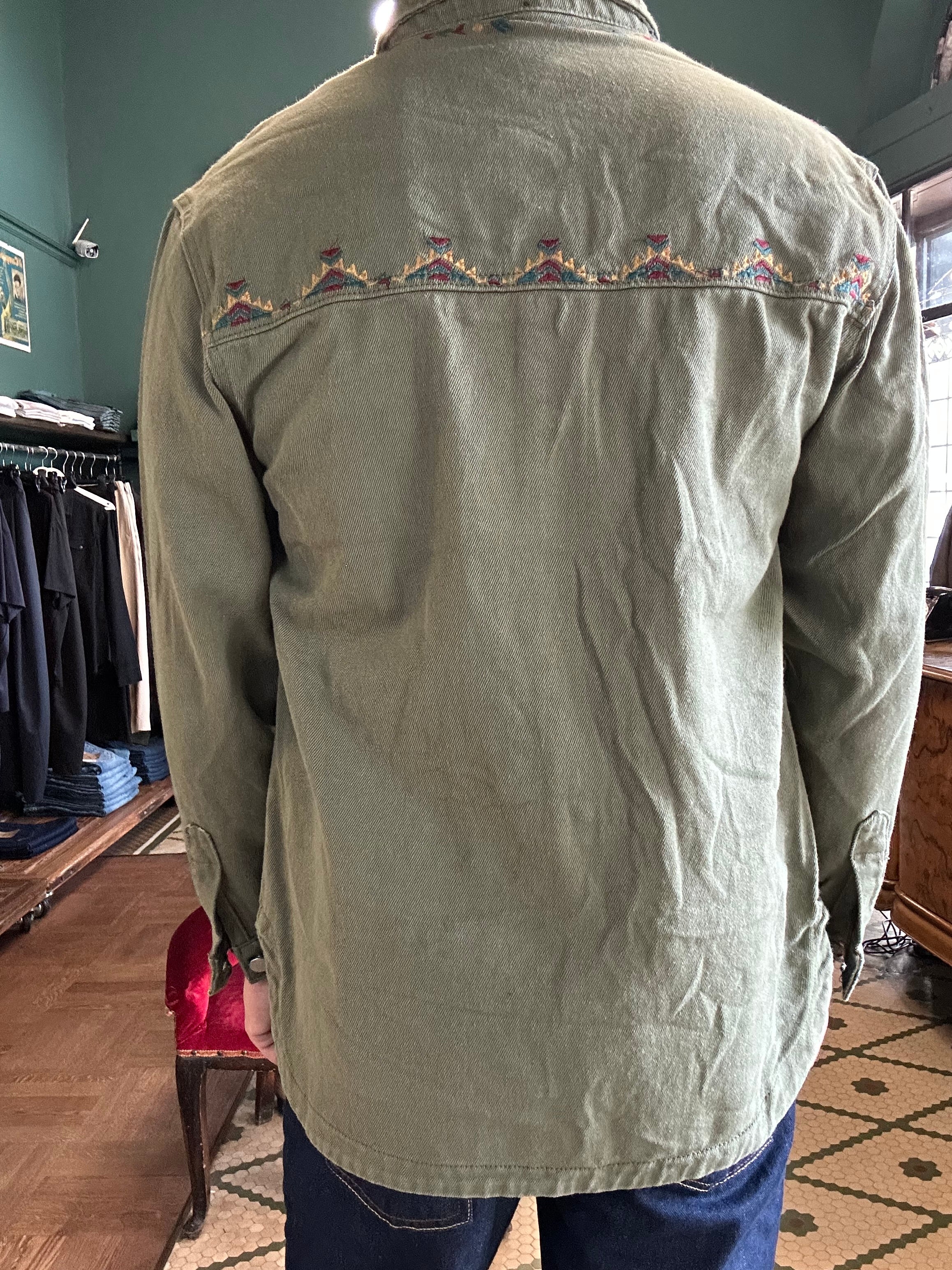 Overshirt con ricami indy