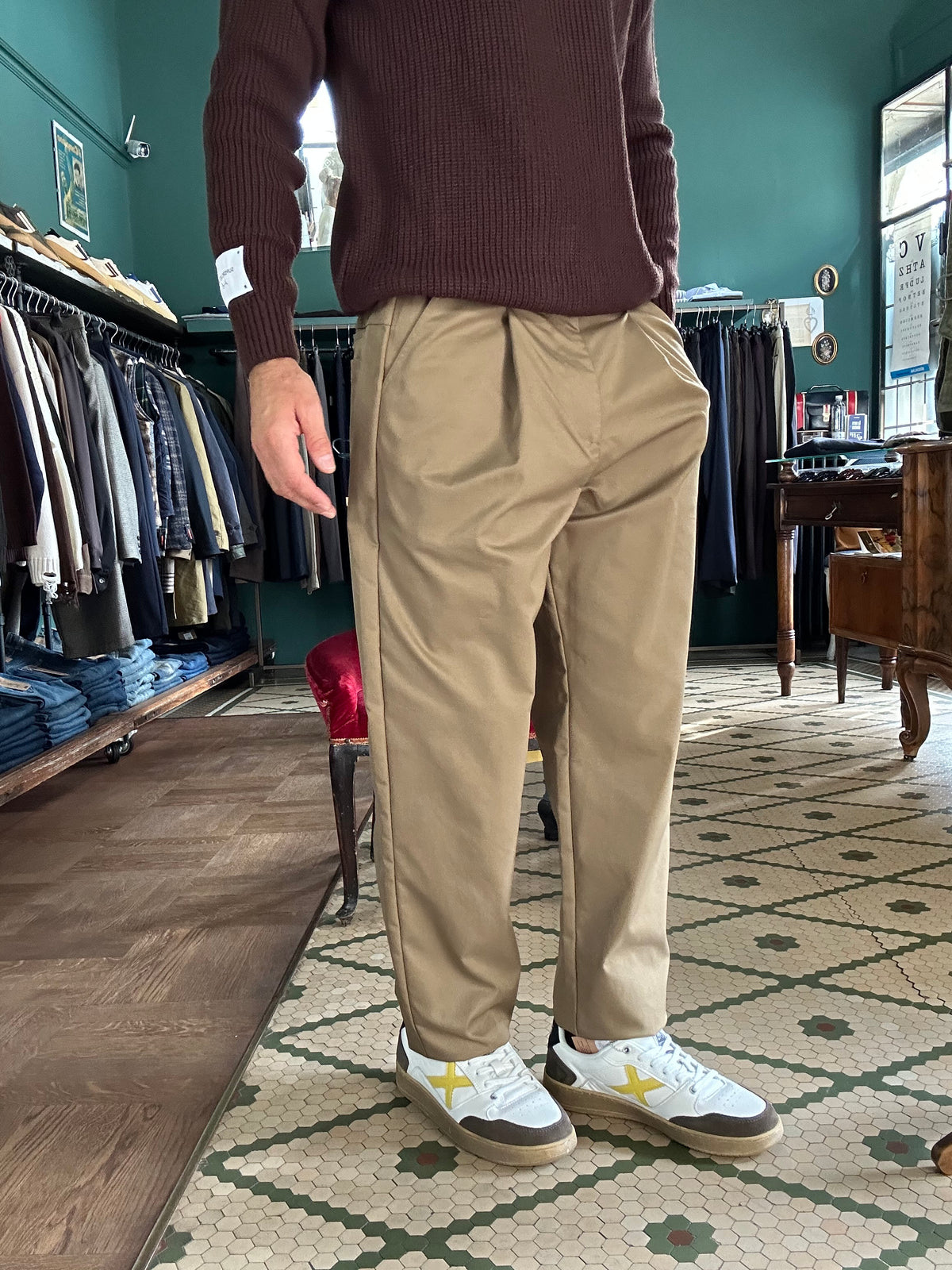 Pantaloni con pence ed elastico sul retro
