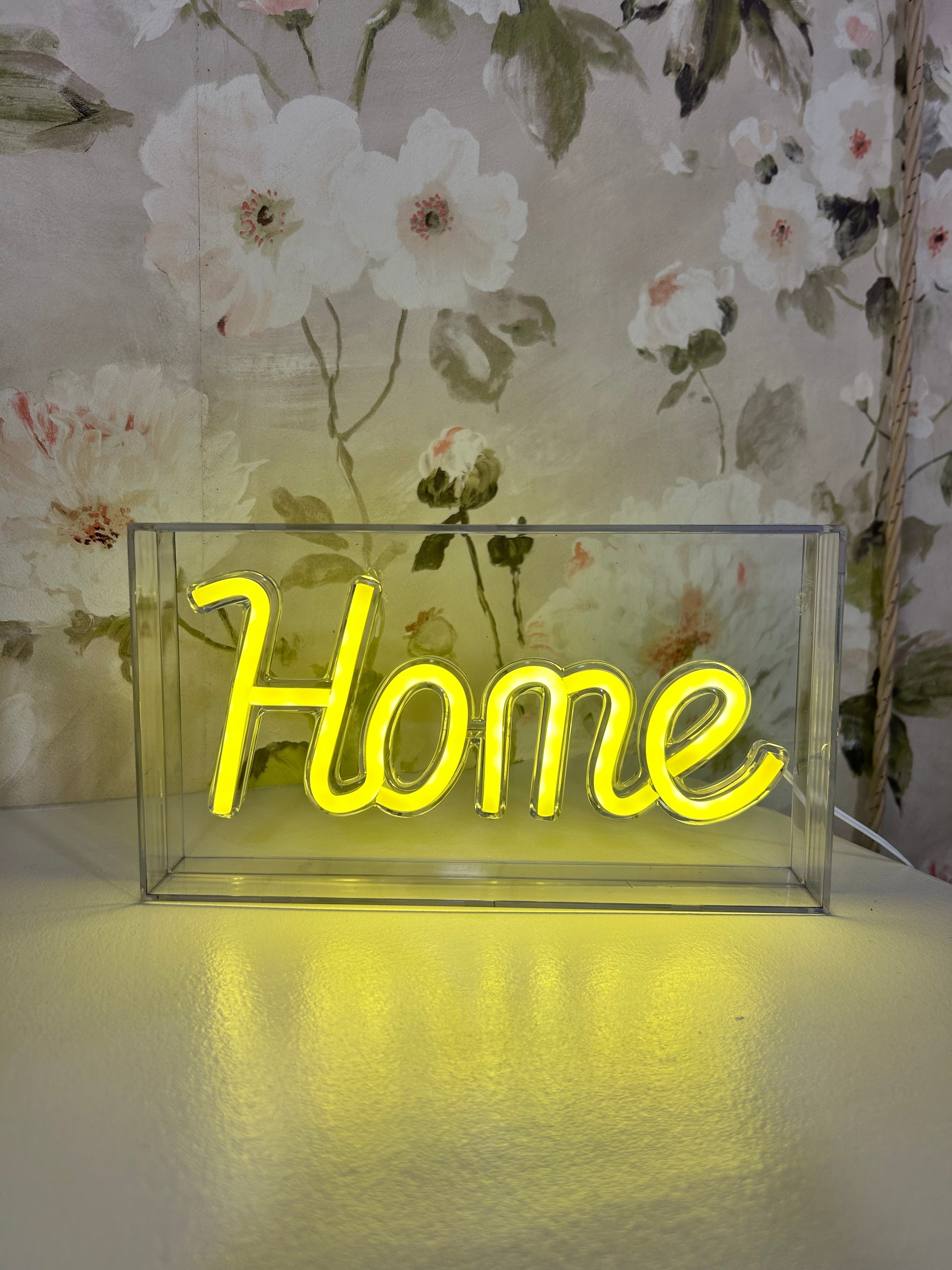 beleuchtetes „Home“-Schild