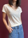 T-shirt scollo a V con dettaglio su collo