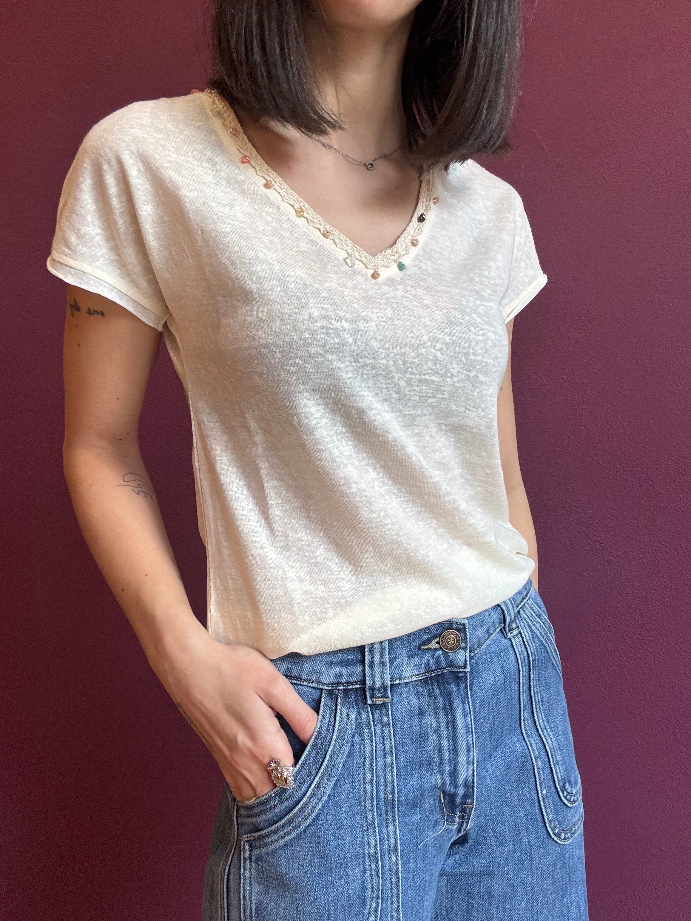 V-neck T-shirt with collar detail