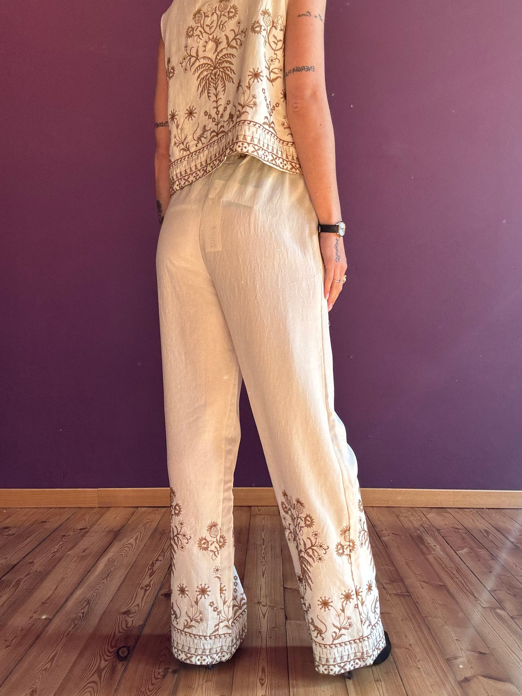 Pantalone effetto lino con ricami