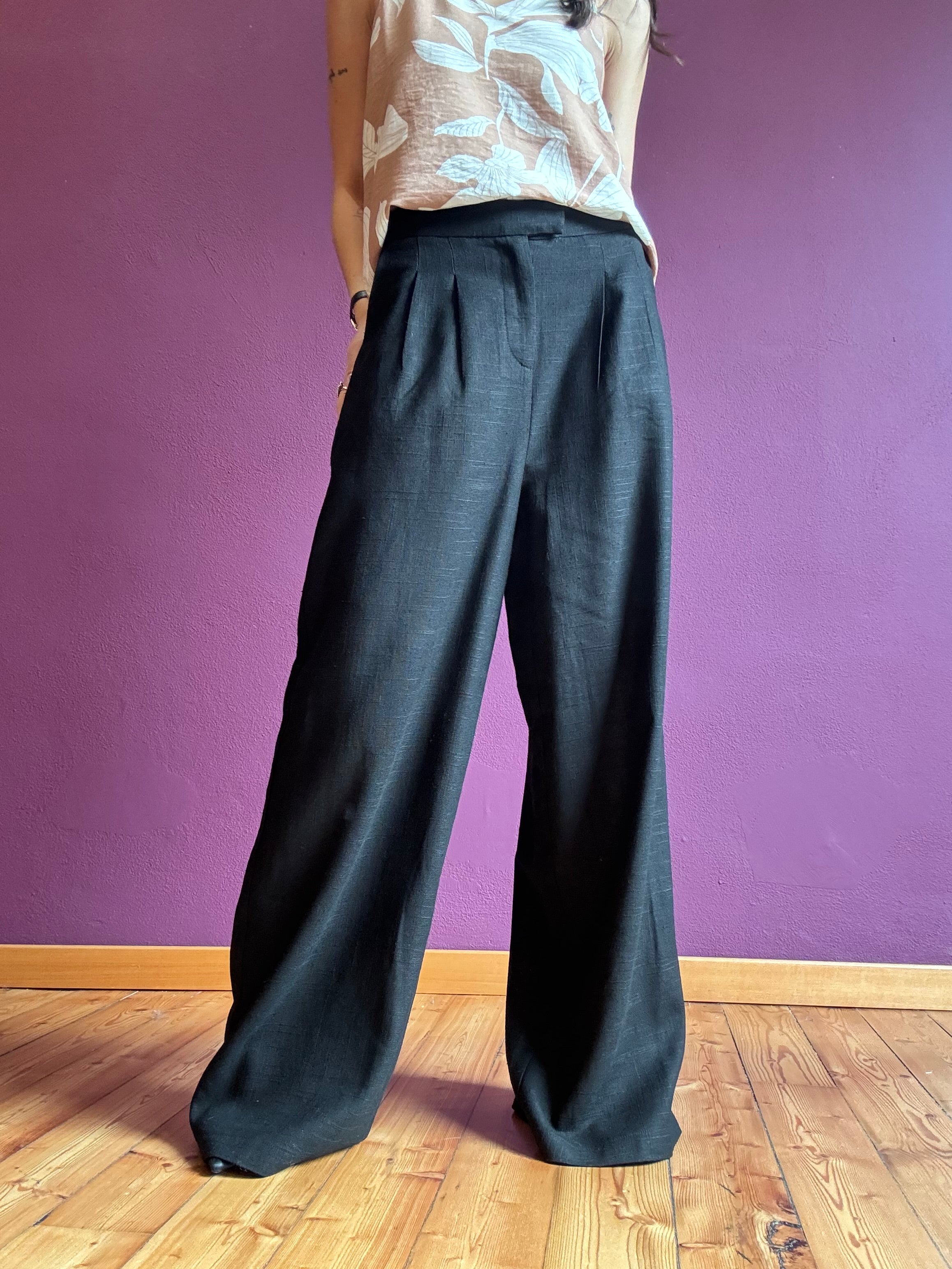 Black trousers with pleats
