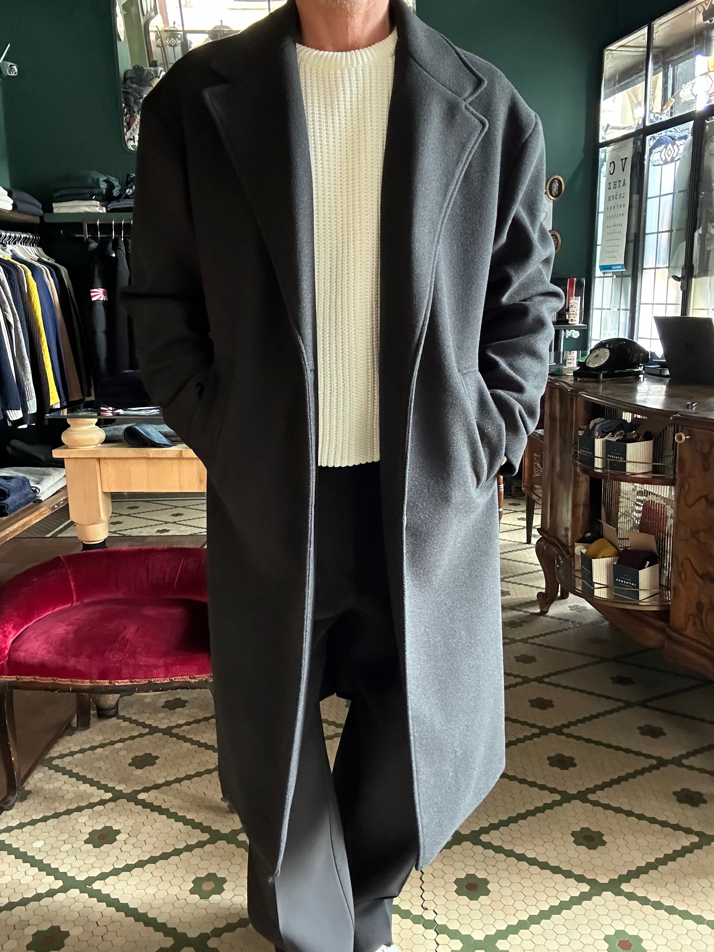 Schwarzer, übergroßer, einreihiger Mantel