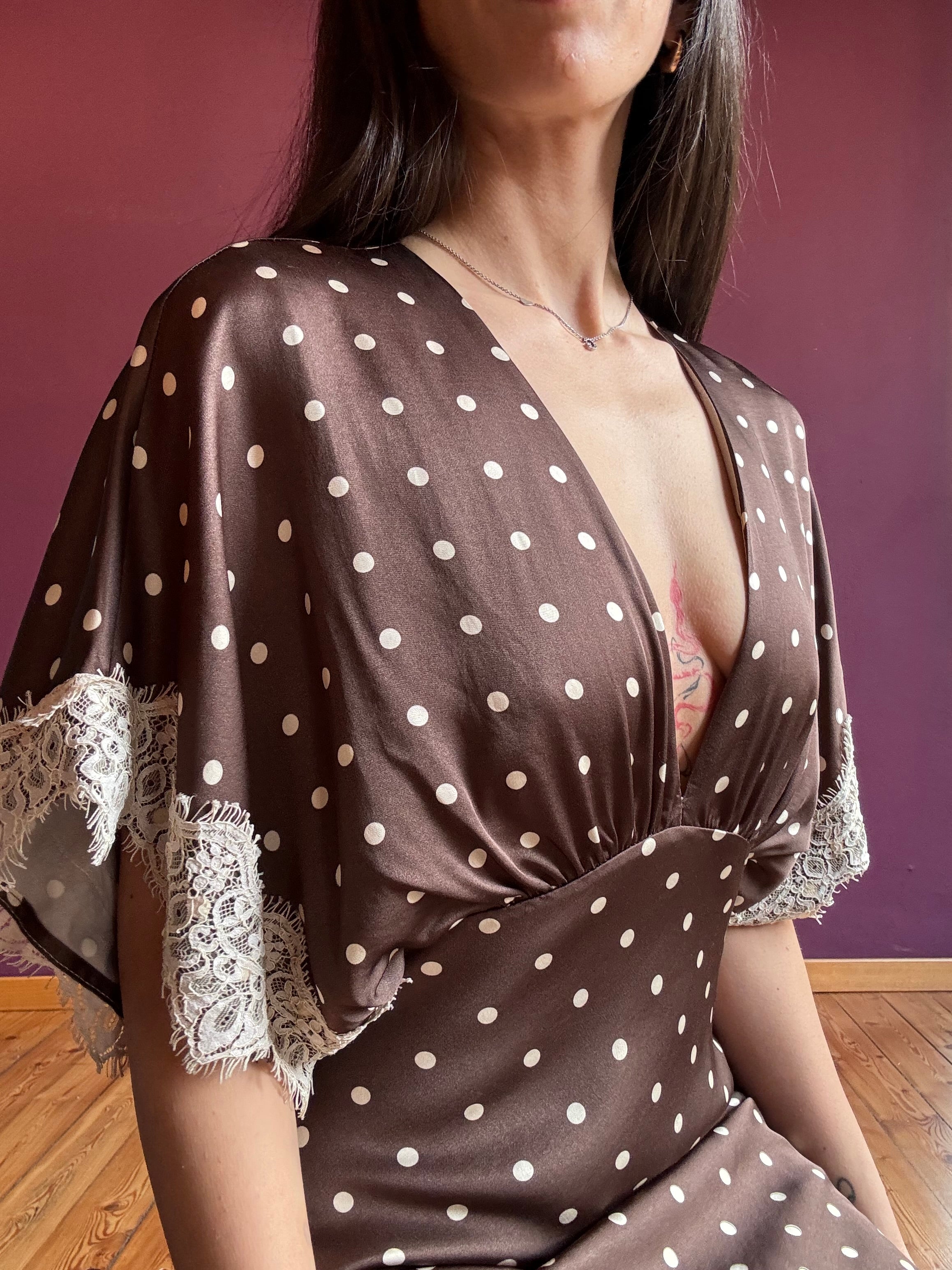 Abito manica a farfalla a pois con spacco in pizzo