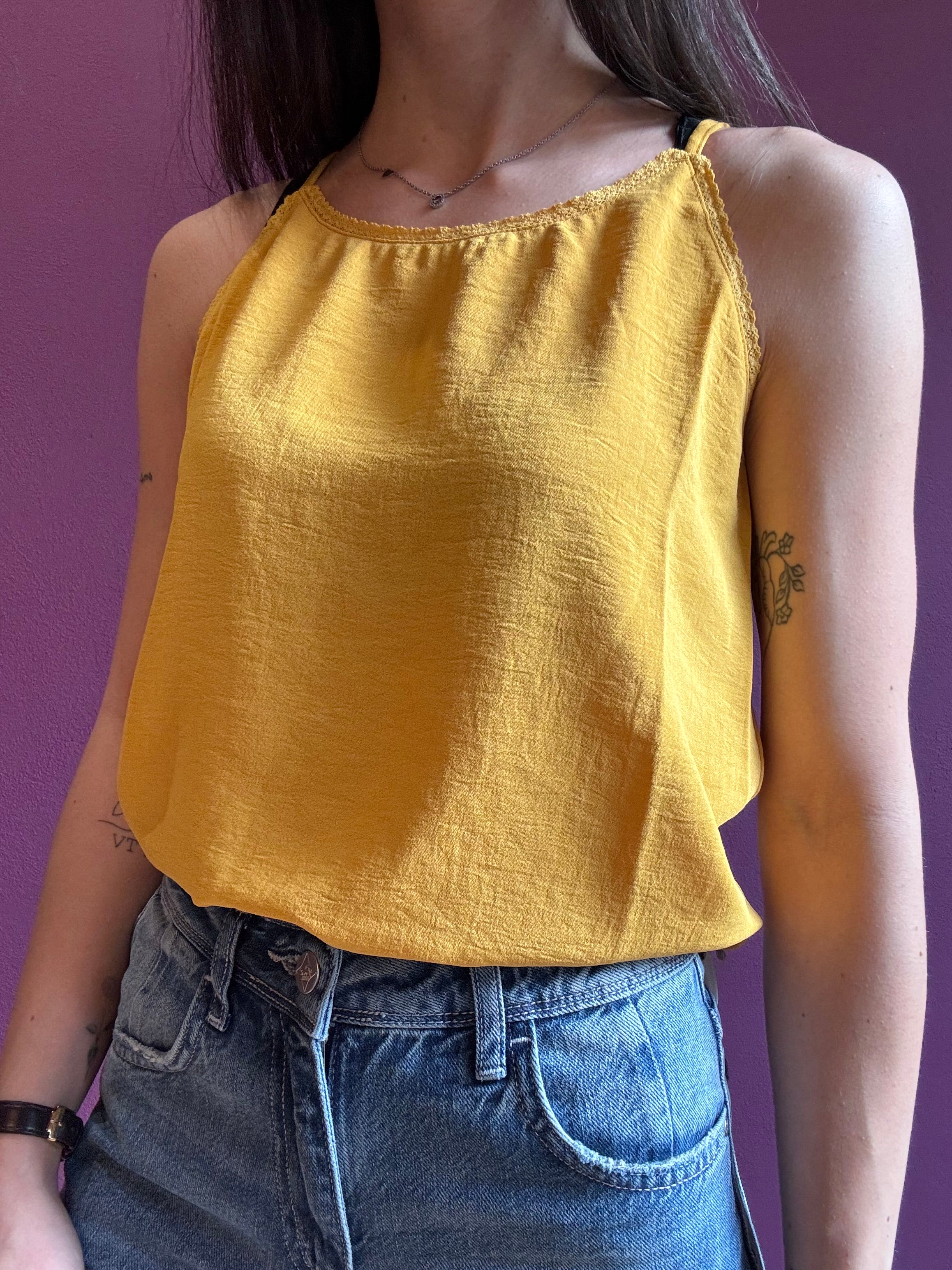 Canottiera color mango con dettaglio in pizzo