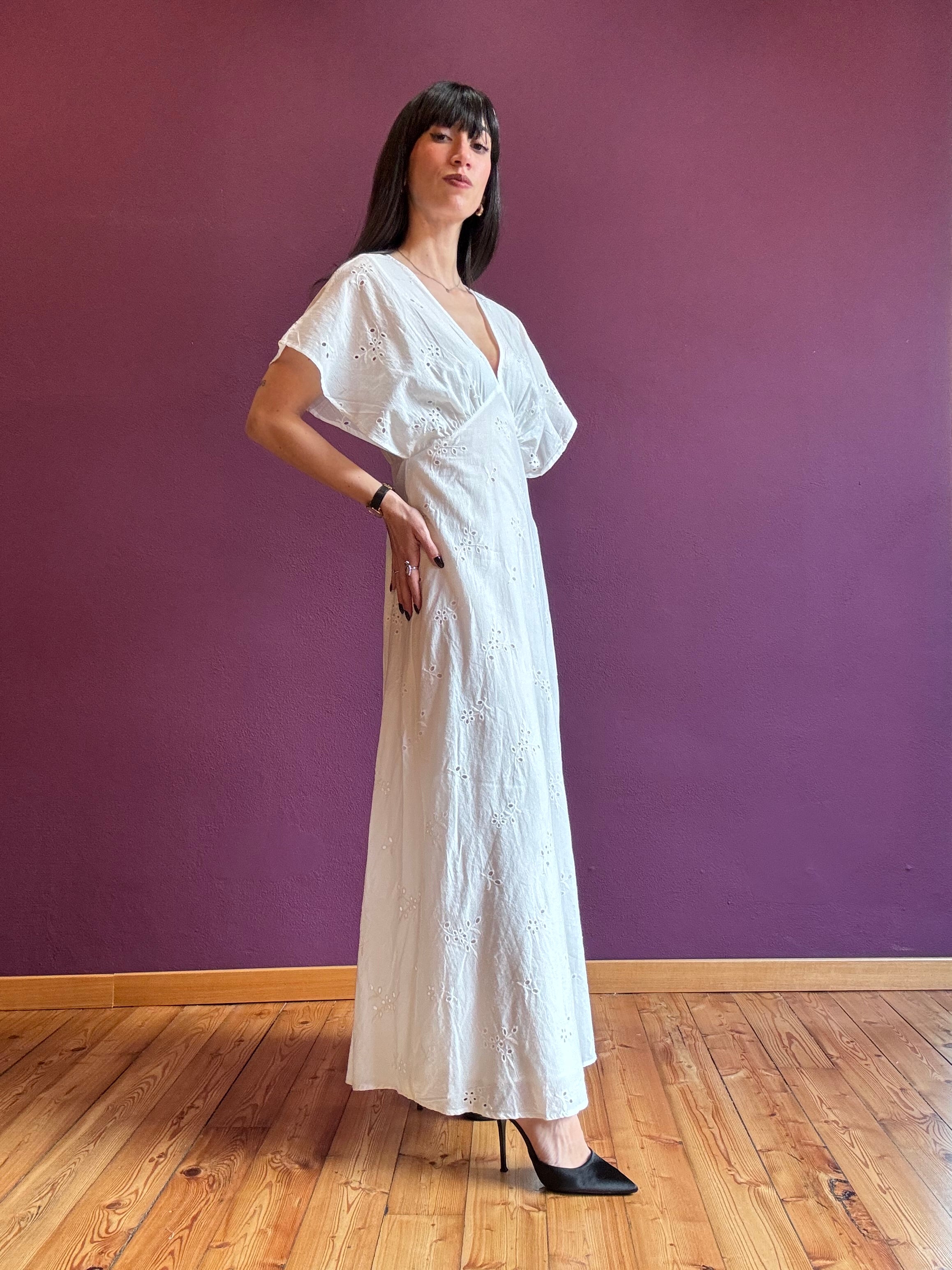 Vestito in sangallo con scollo a V e maniche a farfalla