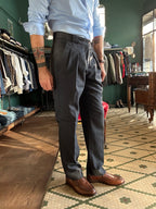 Pantalone con pence regular fit spigato