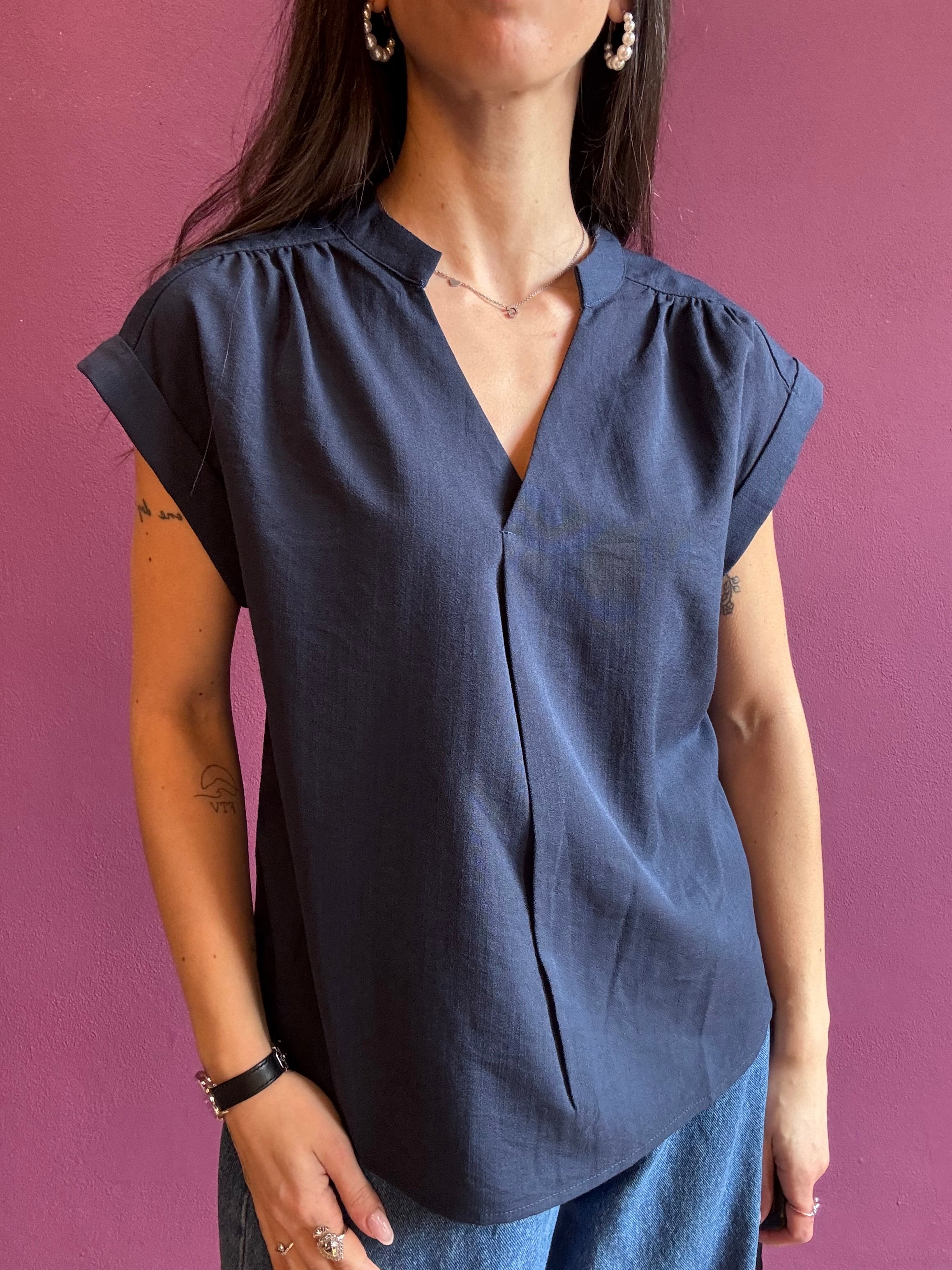 Blusa blu con scollo a V