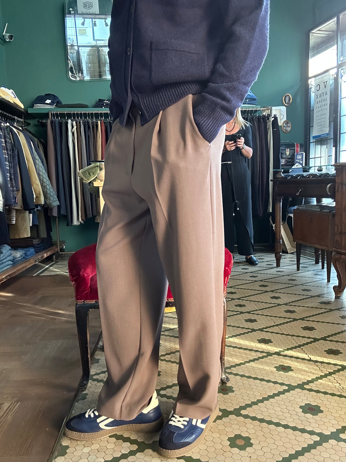 Pantalone loose fit con pence