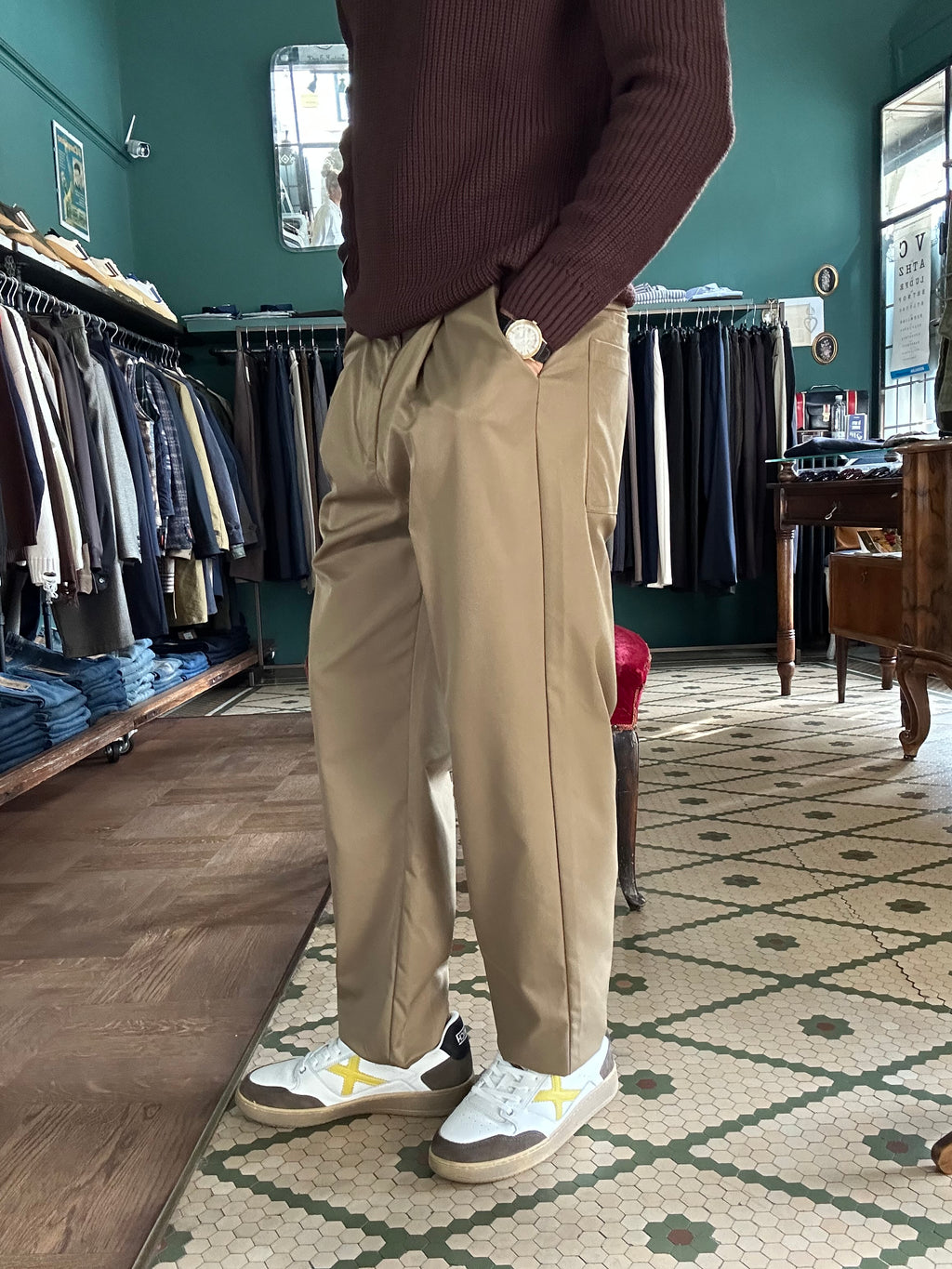 Pantaloni con pence ed elastico sul retro