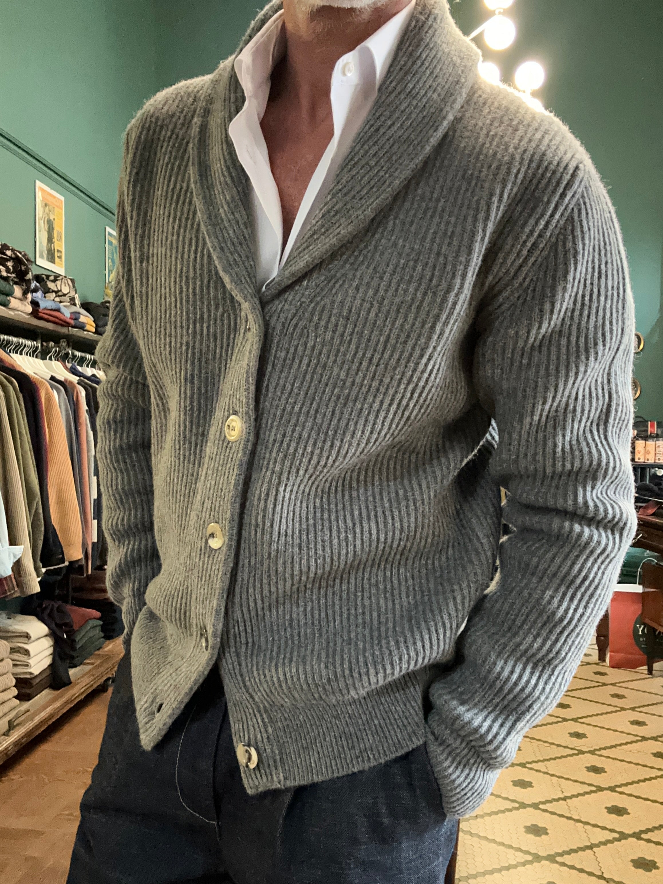 Cardigan sciallato in lana a coste