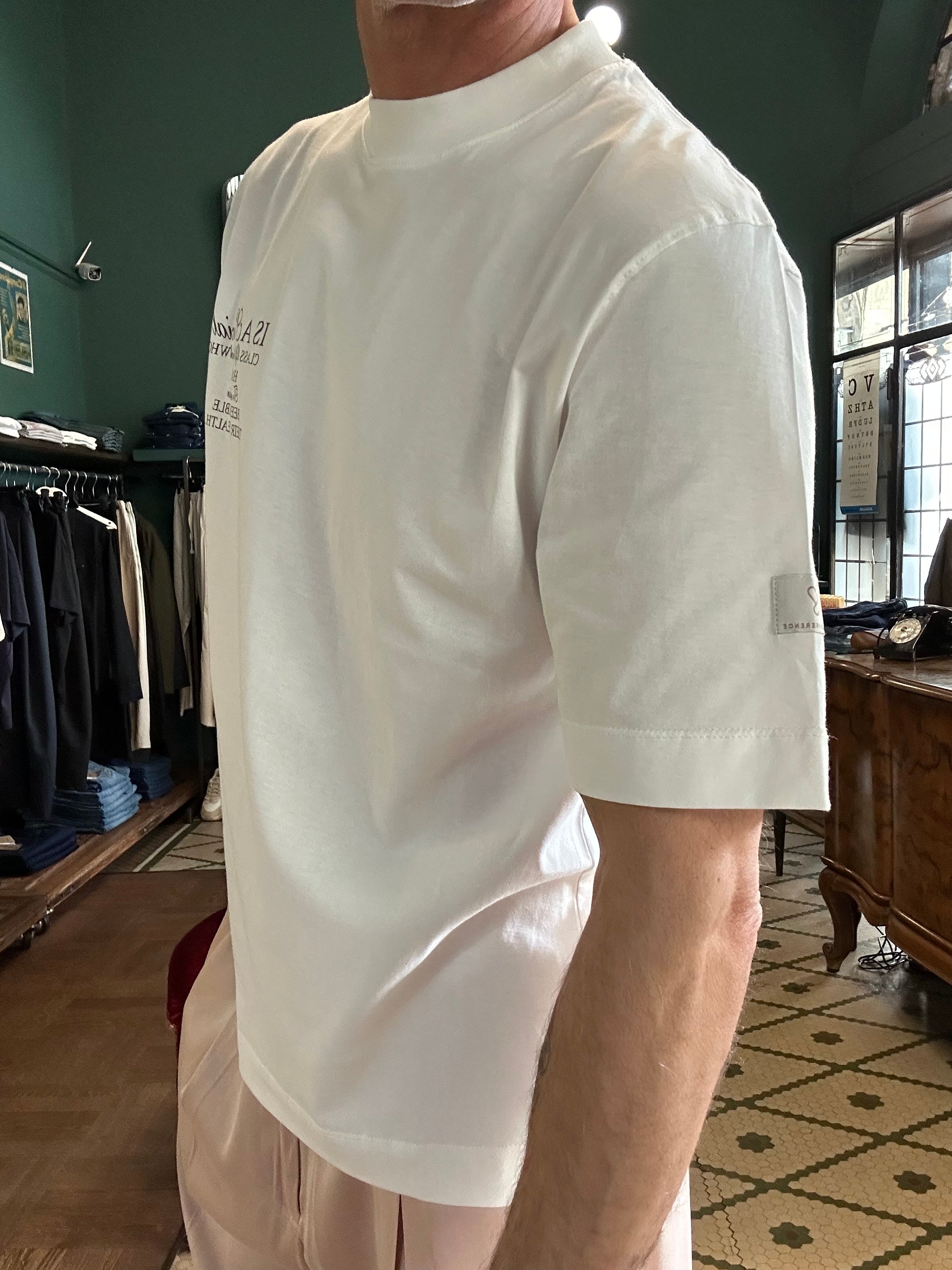 T-shirt oversize stampa su retro