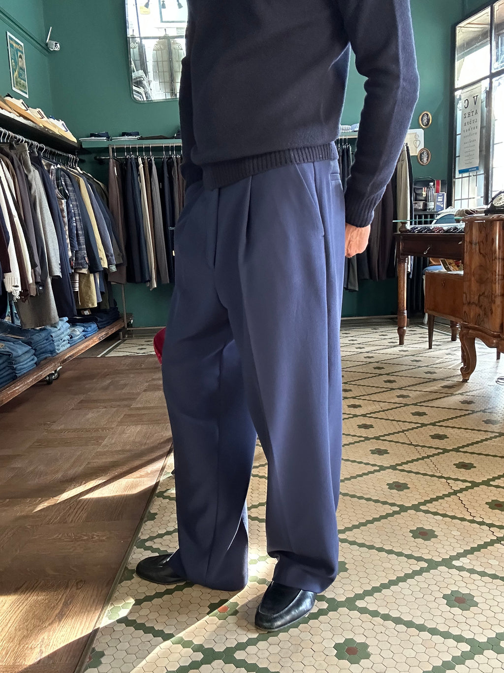 Pantalone loose fit con pence
