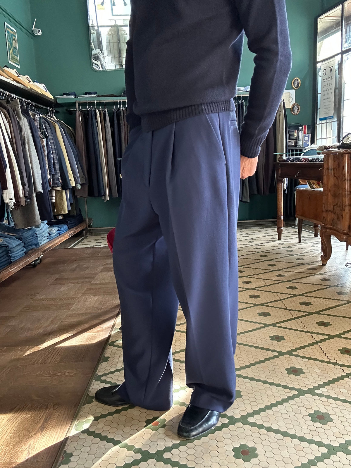 Pantalone loose fit con pence