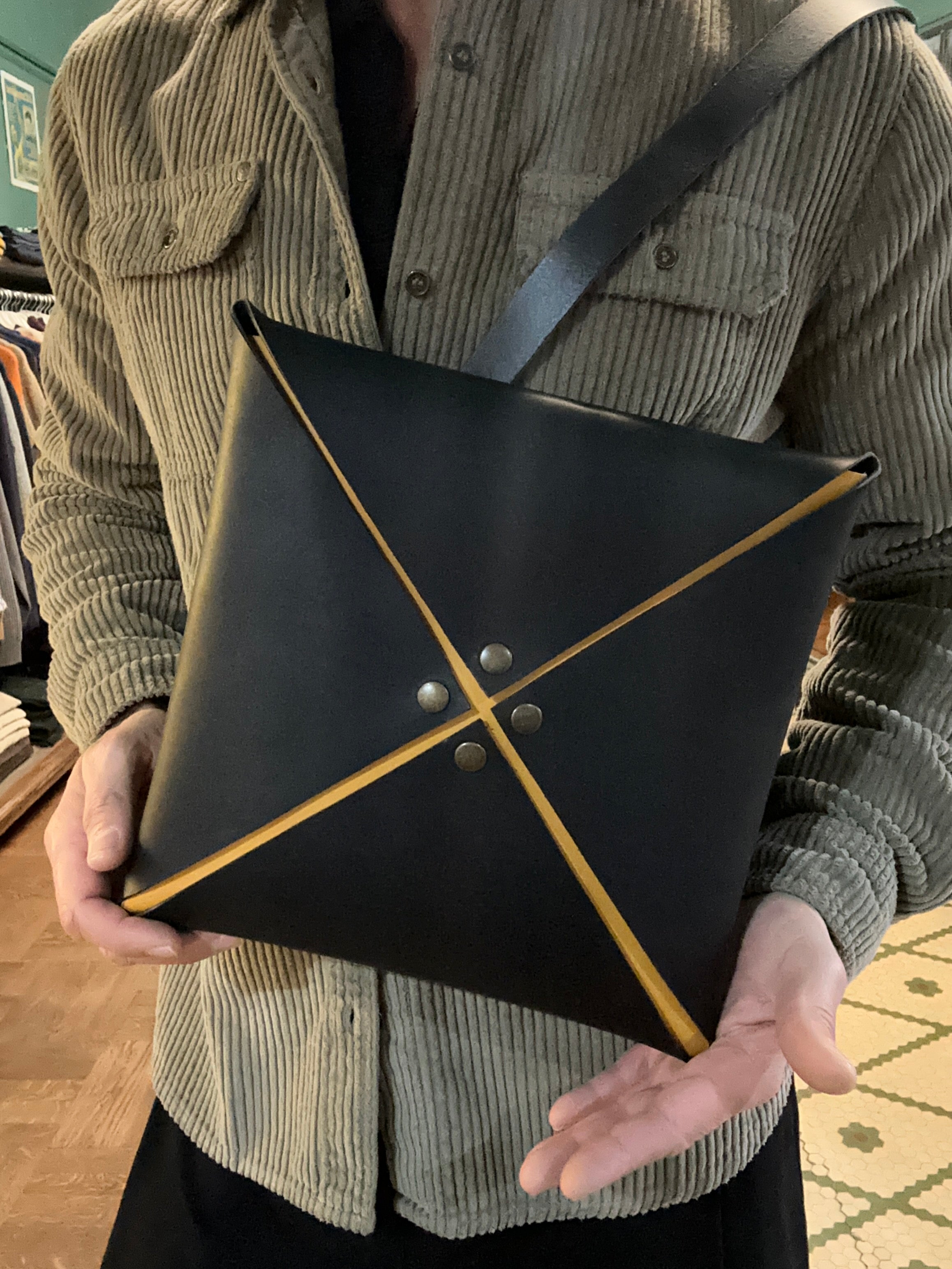 Borsa a tracolla in cuoio fiorentino modello design artigianale