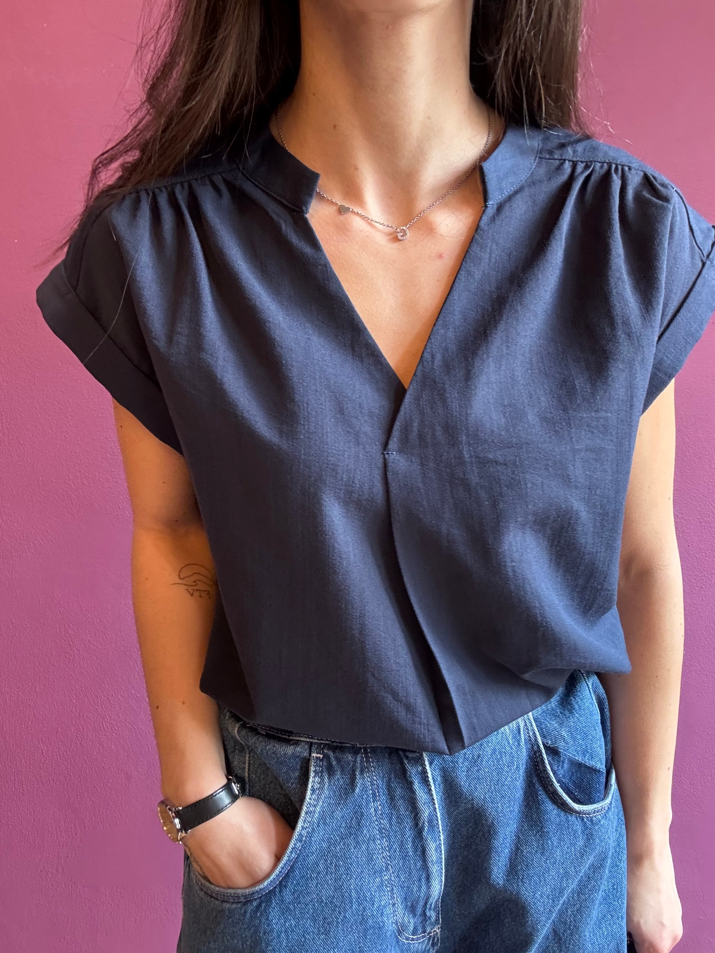 Blusa blu con scollo a V
