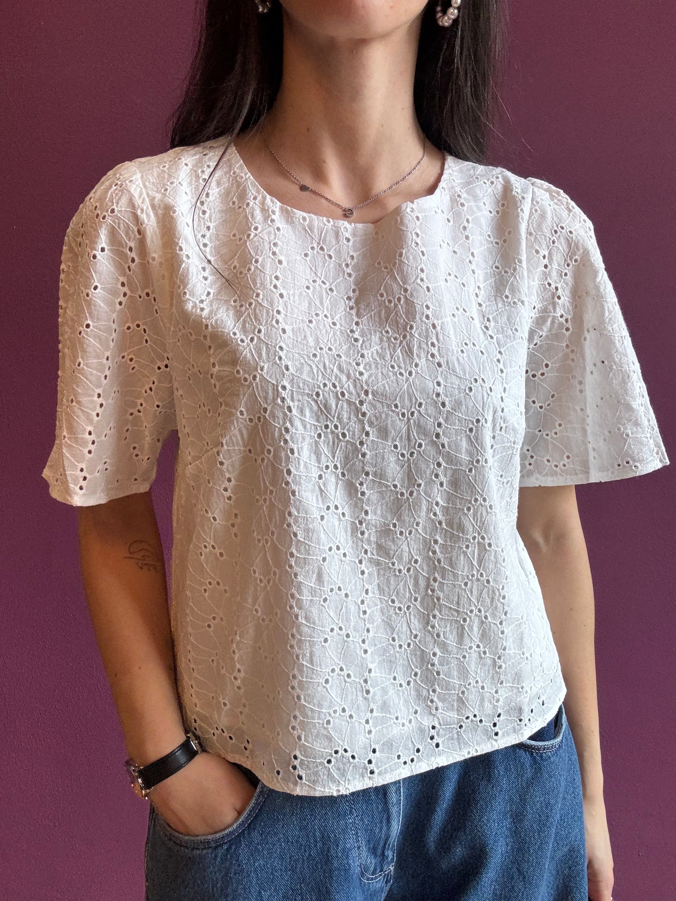 Top aus Lochstickerei