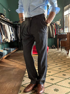 Pantalone con pence regular fit spigato