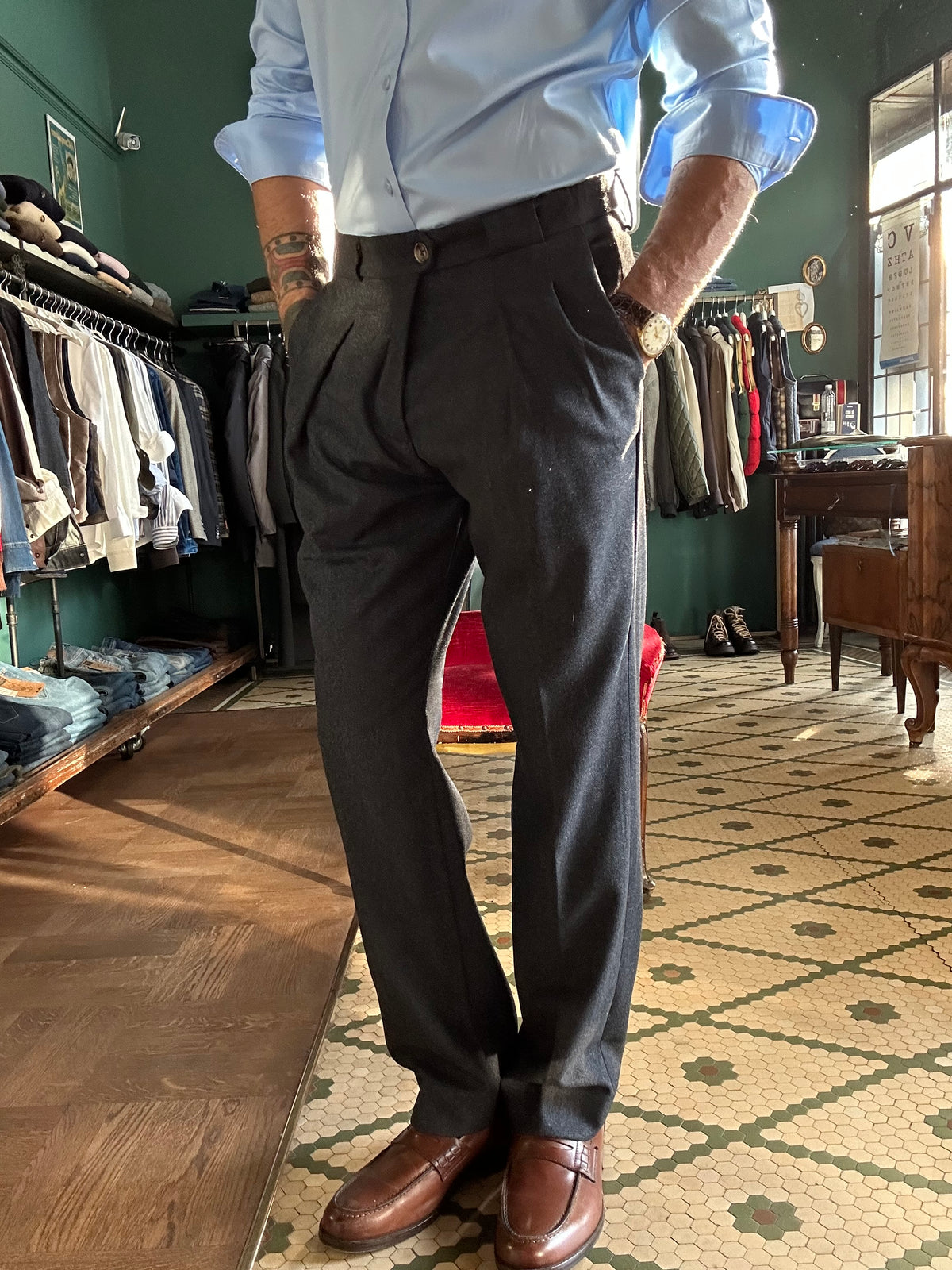 Pantalone con pence regular fit spigato
