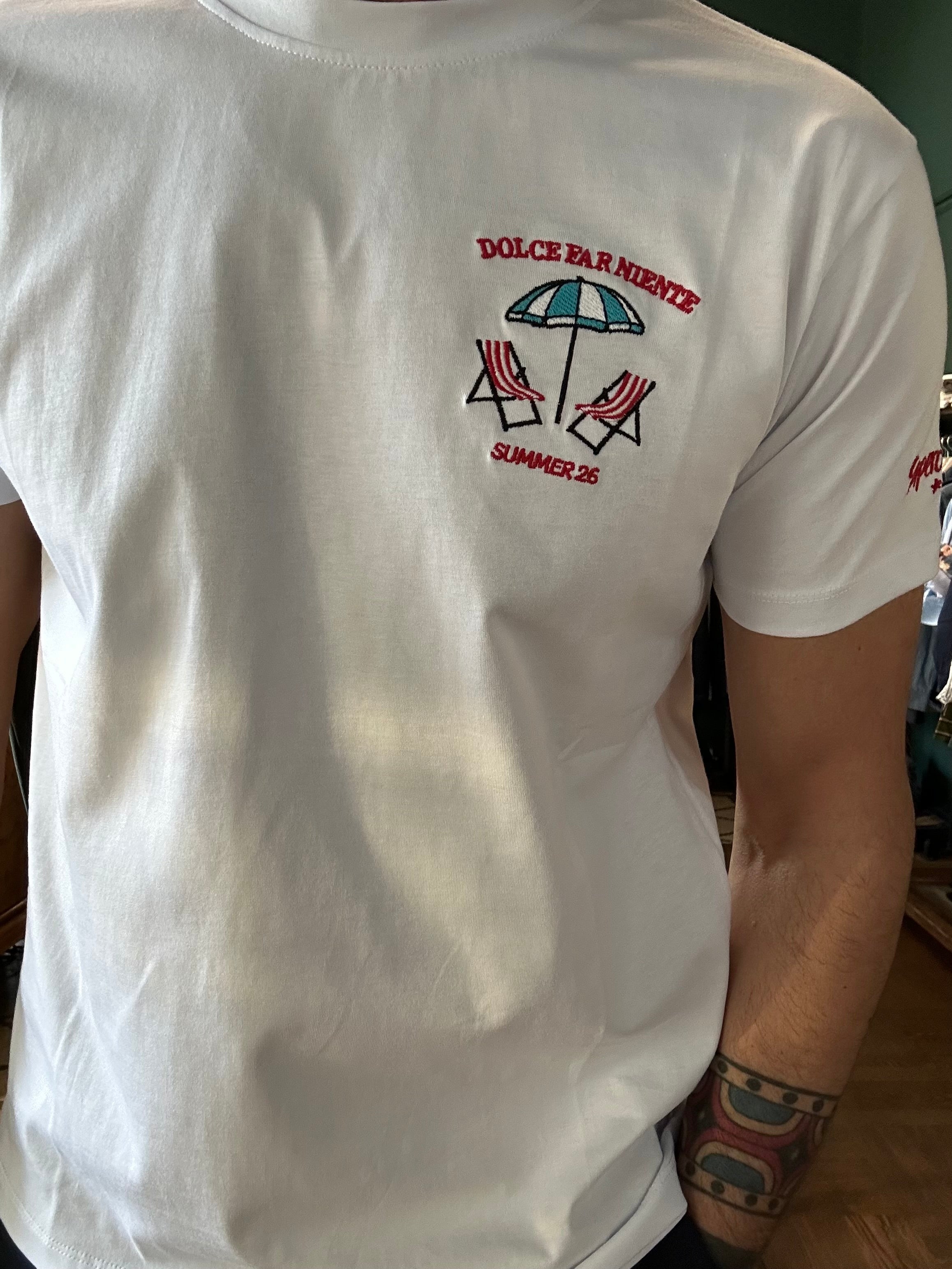 "Dolce far niente" T-shirt with embroidery