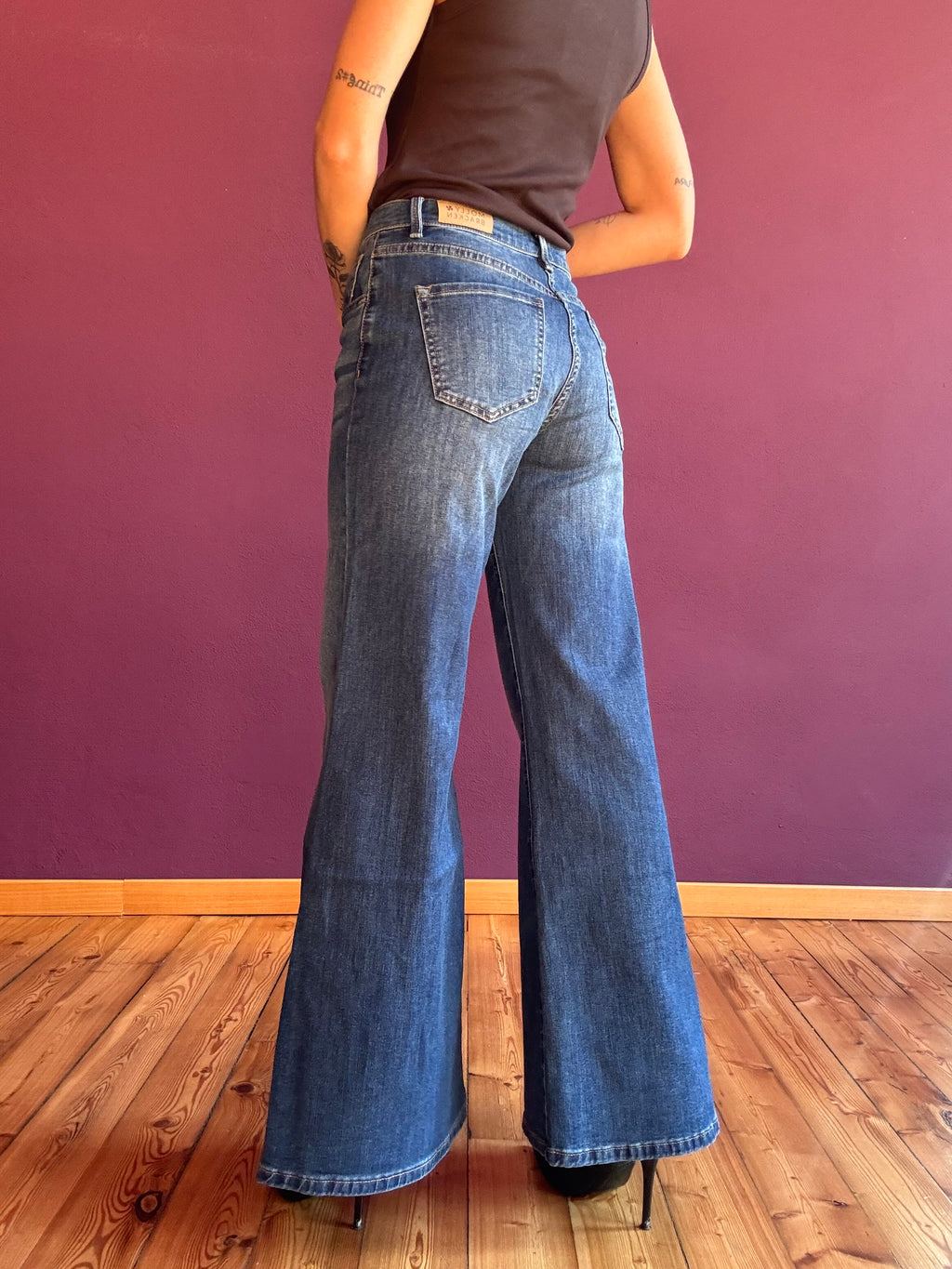 Jeans a zampa elasticizzato
