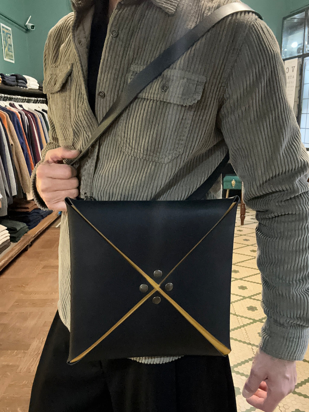 Borsa a tracolla in cuoio fiorentino modello design artigianale