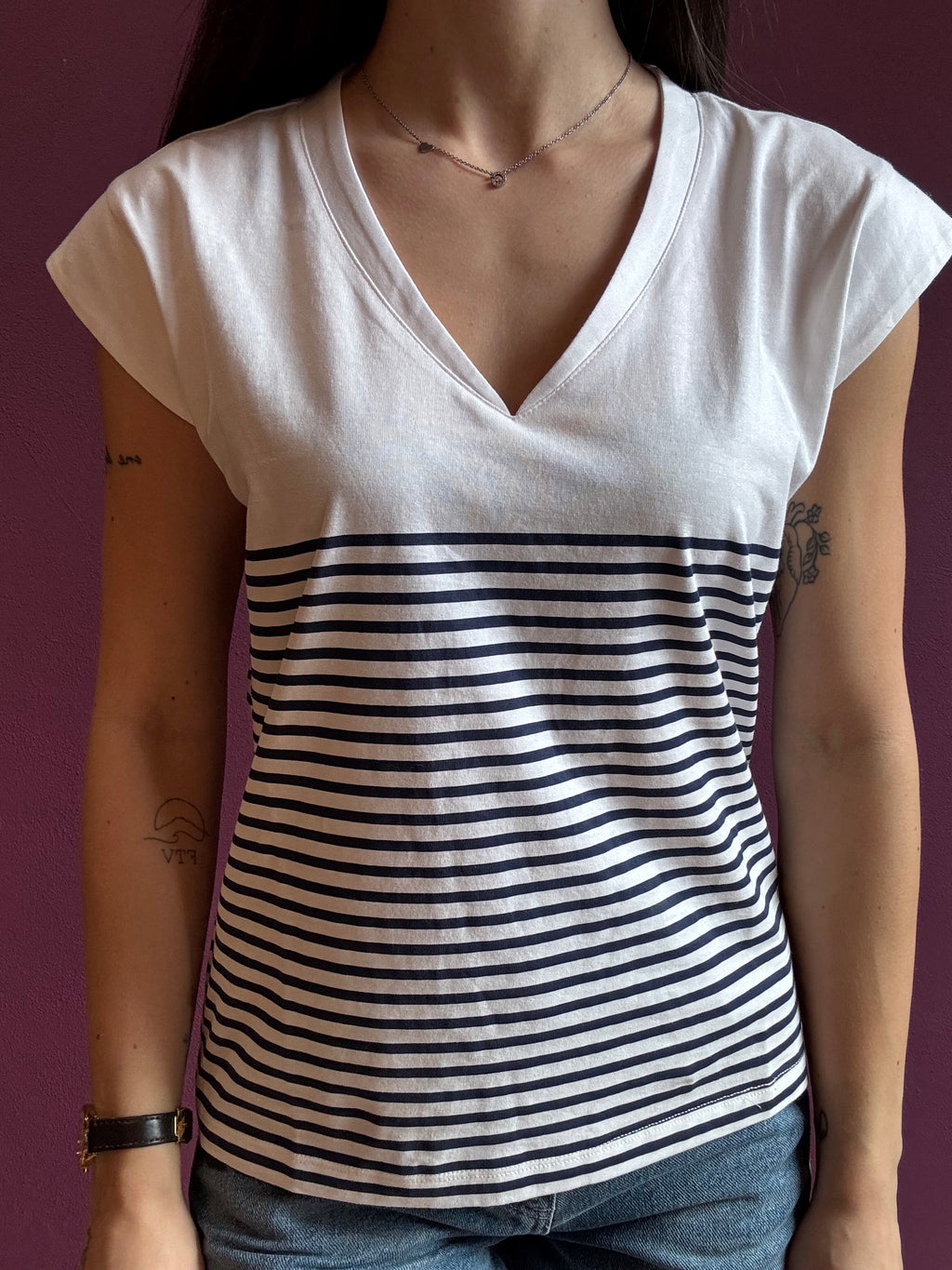 T-shirt con scollo a V