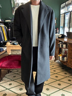 Schwarzer, übergroßer, einreihiger Mantel